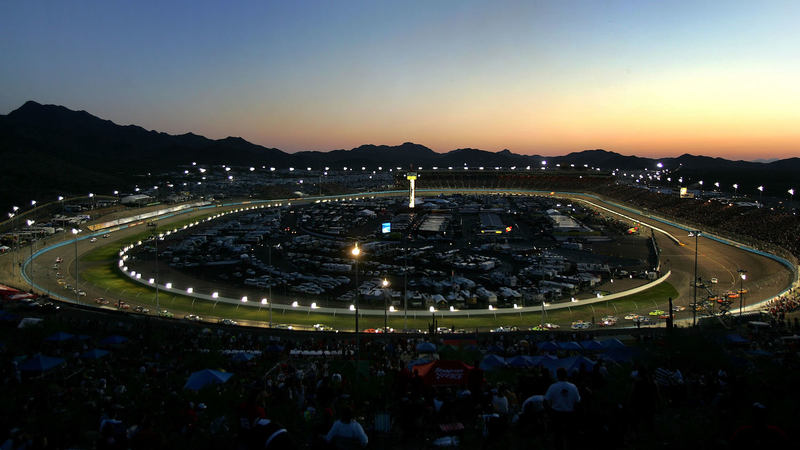 The best time to watch a Phoenix race anyway, with its current layout: at night. The Subway Fresh Fit 500 in 2007.